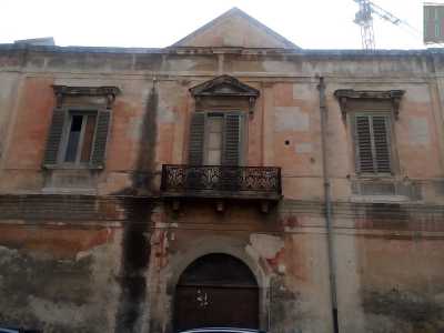�Villa De Sario�, un�antica casa a due piani edificata intorno alla met� dell�Ottocento che prende il nome dagli attuali proprietari che l�hanno rilevata una sessantina di anni fa